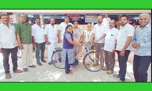 மாணவர்களுக்கு விலையில்லா சைக்கிள்