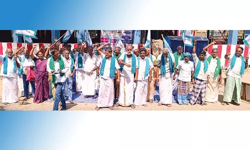 போலி பத்திரப்பதிவுகளை கண்டித்து  விவசாய சங்கத்தினர் ஆர்ப்பாட்டம்