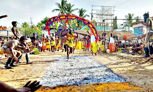 பூக்குழி இறங்கும் நிகழ்ச்சி