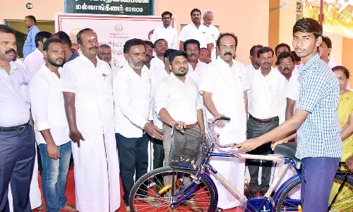 மேல்நிலை கல்வியை தடையில்லாமல் படிக்க சைக்கிள்கள் வழங்கல்