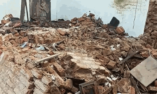 வேட்டமங்கலத்தில் தொகுப்பு வீடு இடிந்து விழுந்தது