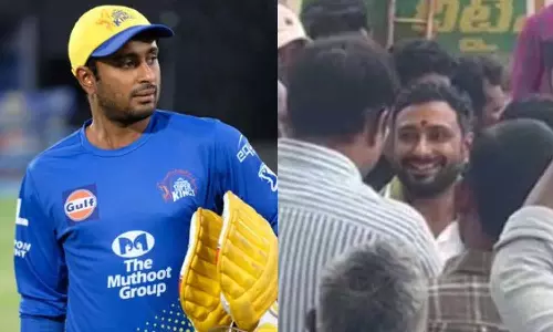 ஜெய் அமராவதி என முழக்கமிட மறுப்பு- ஆந்திராவில் அம்பதி ராயுடுவை முற்றுகையிட்ட விவசாயிகள்