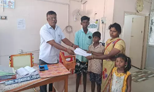 நத்தத்தில் வெளிநாட்டில் இறந்த கணவரின் உடலை மீட்க தாசில்தாரிடம் பெண் மனு