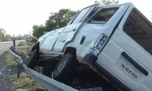 சாலையோர இரும்பு தடுப்பு கம்பியில் ஏறி விபத்துக்குள்ளான கார்