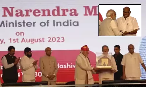 பிரதமர் மோடிக்கான விருது நிகழ்ச்சியில் சரத் பவார் பங்கேற்பு- உத்தவ் தாக்கரே, காங்கிரஸ் அதிருப்தி