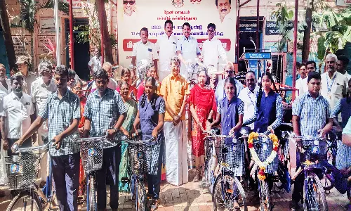ஓடைப்பட்டி அரசு பள்ளியில் மாணவர்களுக்கு இலவச சைக்கிள்கள்