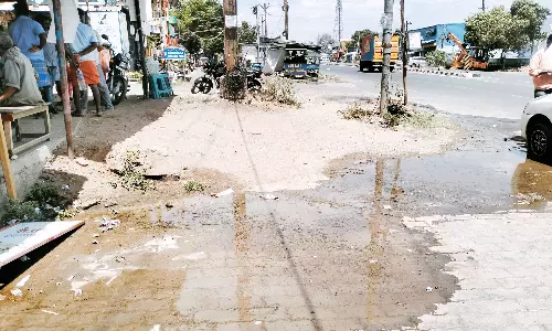 திண்டுக்கல் அருகே குழாய் உடைந்து சாலையில் வீணாக ஓடும் குடிநீர்