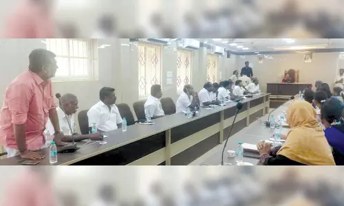 மழைநீர் வடிகால் பணிகளை விரைந்து முடிக்க வேண்டும்