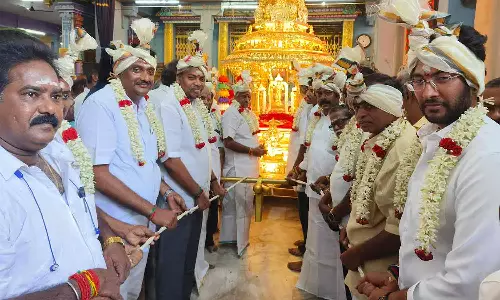 சுப்பிரமணிய சாமி கோவிலில் தங்க தேர் இழுத்து வழிபாடு