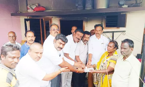 தீ விபத்தில் டிவி, பிரிட்ஜ், பணம் கருகி சேதம் அ.தி.மு.க.நிர்வாகிகள் நிதியுதவி வழங்கி ஆறுதல்