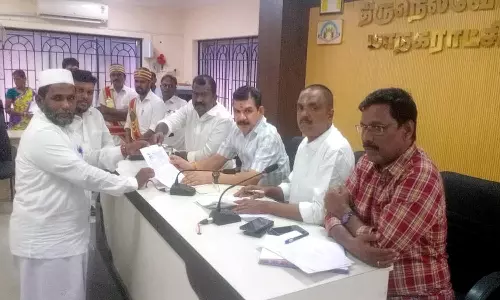 மேலப்பாளையத்தில் கிடப்பில் கிடக்கும் கழிவுநீர் ஓடை பணிகளை விரைந்து முடிக்க வேண்டும் -மேயரிடம் கோரிக்கை மனு