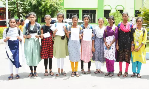 விடுதி வசதி கேட்டு கலெக்டர் அலுவலகத்தில்   மாணவிகள் மனு