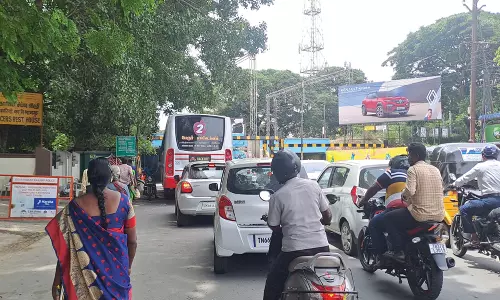 ஆஸ்பத்திரிக்கு முன்பே பயணிகளை இறக்குவதால் கோவை லங்கா கார்னரில் போக்குவரத்து நெரிசல்