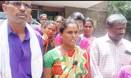 மாடுபிடிப்பதில் இரு தரப்பினரிடையே தகராறு  கலெக்டரிடம் மனு