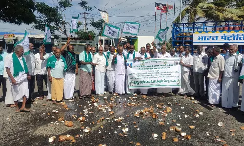 தேங்காய்க்கு உரிய விலை கேட்டு விவசாயிகள் தேங்காய் உடைத்து போராட்டம்