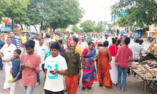 அதிகாலை முதல் பக்தர்கள் கிரிவலம்