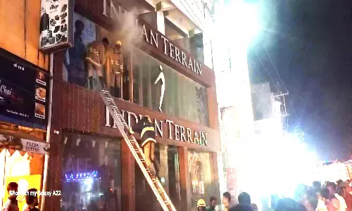 துணிக்கடையில் திடீர் தீ விபத்து