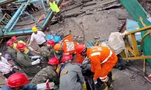 ராட்சத இயந்திர விபத்து- உயிரிழந்தவர்களின் குடும்பத்திற்கு பிரதமர் மோடி, முதல்வர் ஷிண்டே இழப்பீடு அறிவிப்பு