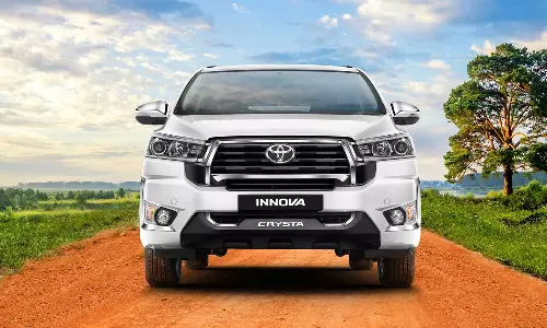 இன்னோவா கார் வாங்க போறீங்களா - அதன் புதிய விலை எவ்வளவு தெரியுமா?