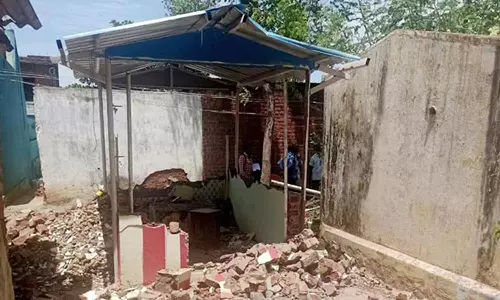 இருதரப்பினர் மோதல் பிரச்சினையில் காளியம்மன் கோவில் இடிப்பு- ராஜபாளையத்தில் பதட்டம்