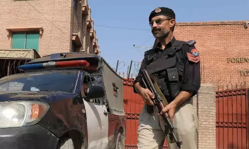 பாகிஸ்தானில் போலியோ சொட்டு மருந்து குழுவினர் மீது துப்பாக்கி சூடு- 2 போலீஸ்காரர்கள் பலி