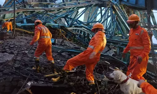 ராட்சத கிரேன் சரிந்த விபத்தில் பலி எண்ணிக்கை 20 ஆக உயர்வு - 2 தமிழக என்ஜினீயர்கள் பலியான சோகம்