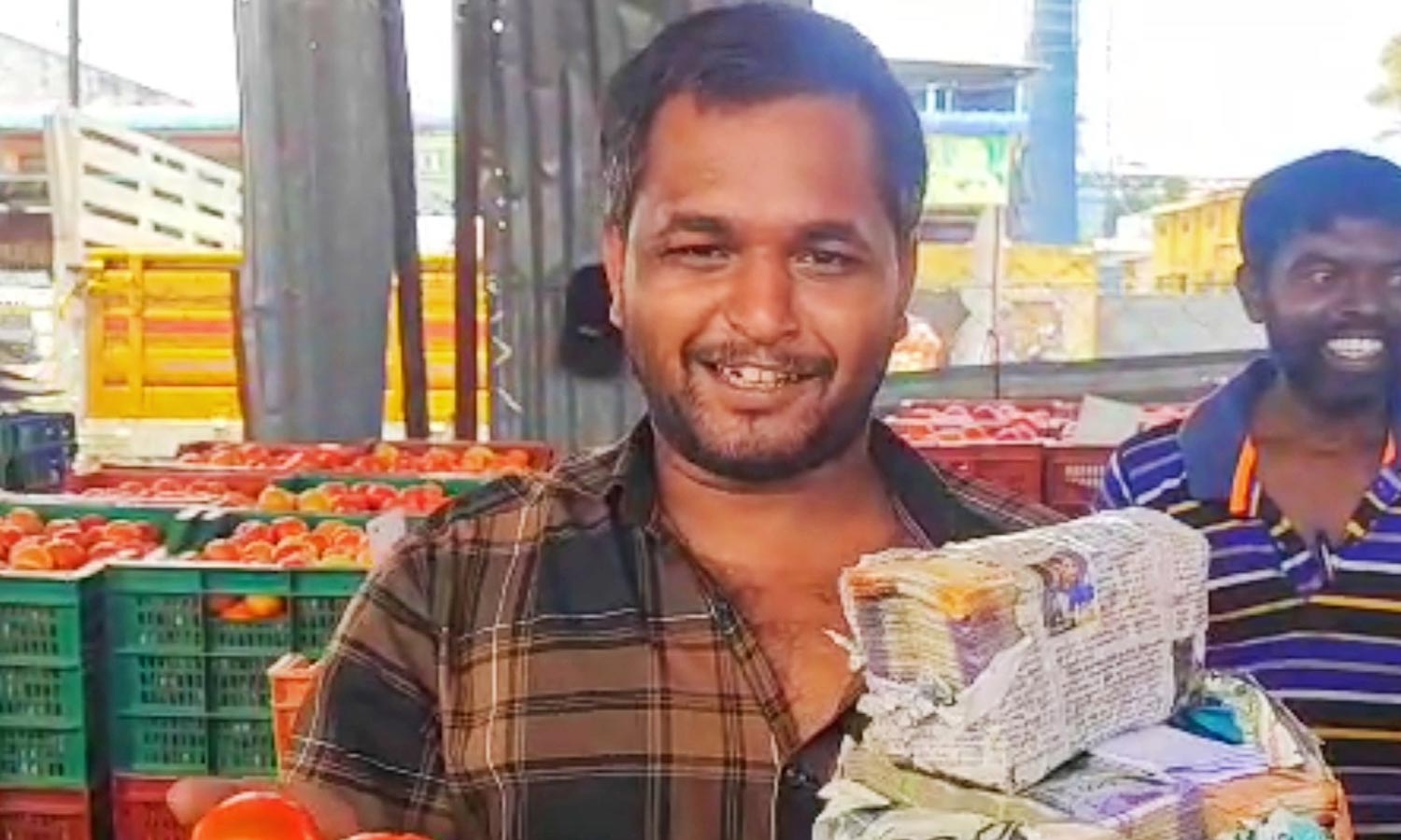 இனியும் பெண் கொடுக்க தயங்குவீர்களா...! ஒரே நாளில் ரூ.4 லட்சத்திற்கு தக்காளி விற்பனை செய்த விவசாயி இனியும் பெண் கொடுக்க தயங்குவீர்களா...! ஒரே நாளில் ரூ.4 லட்சத்திற்கு தக்காளி விற்பனை செய்த விவசாயி