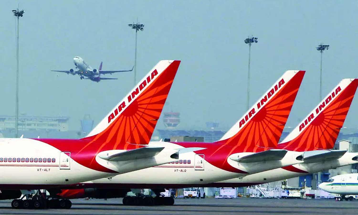 30 மணி நேரம் தாமதமாக வந்த ஏர் இந்தியா விமானம்- 2 பேரின் திருமண நிச்சயதார்த்தம் ரத்தானது