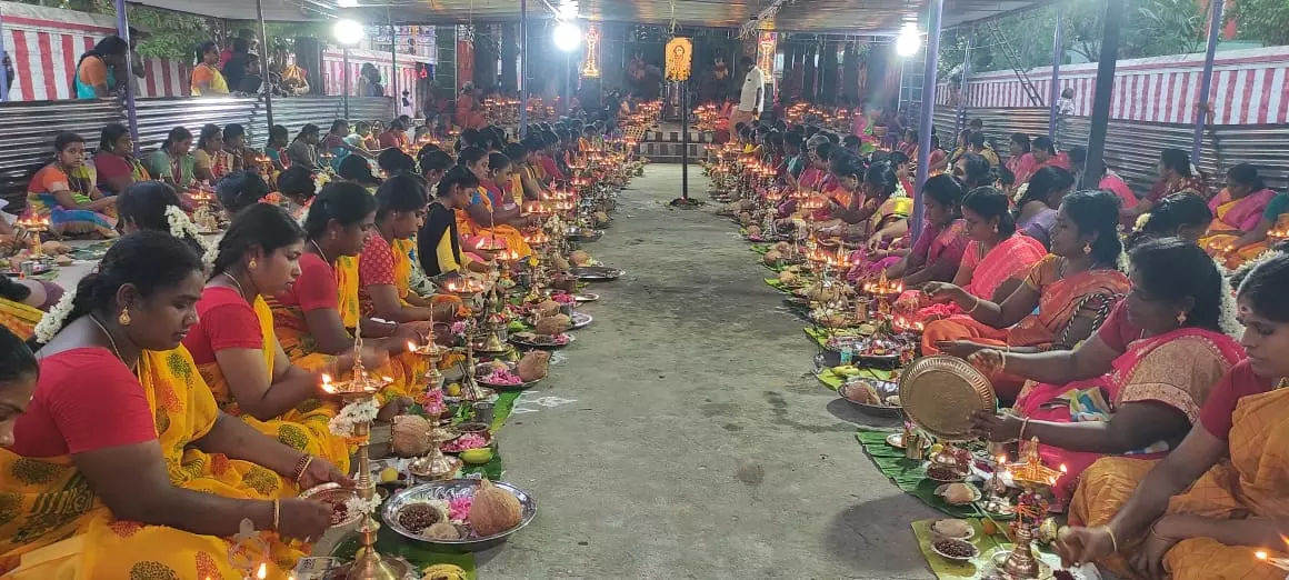 301 பெண்கள் பங்கேற்ற குத்துவிளக்கு பூஜை