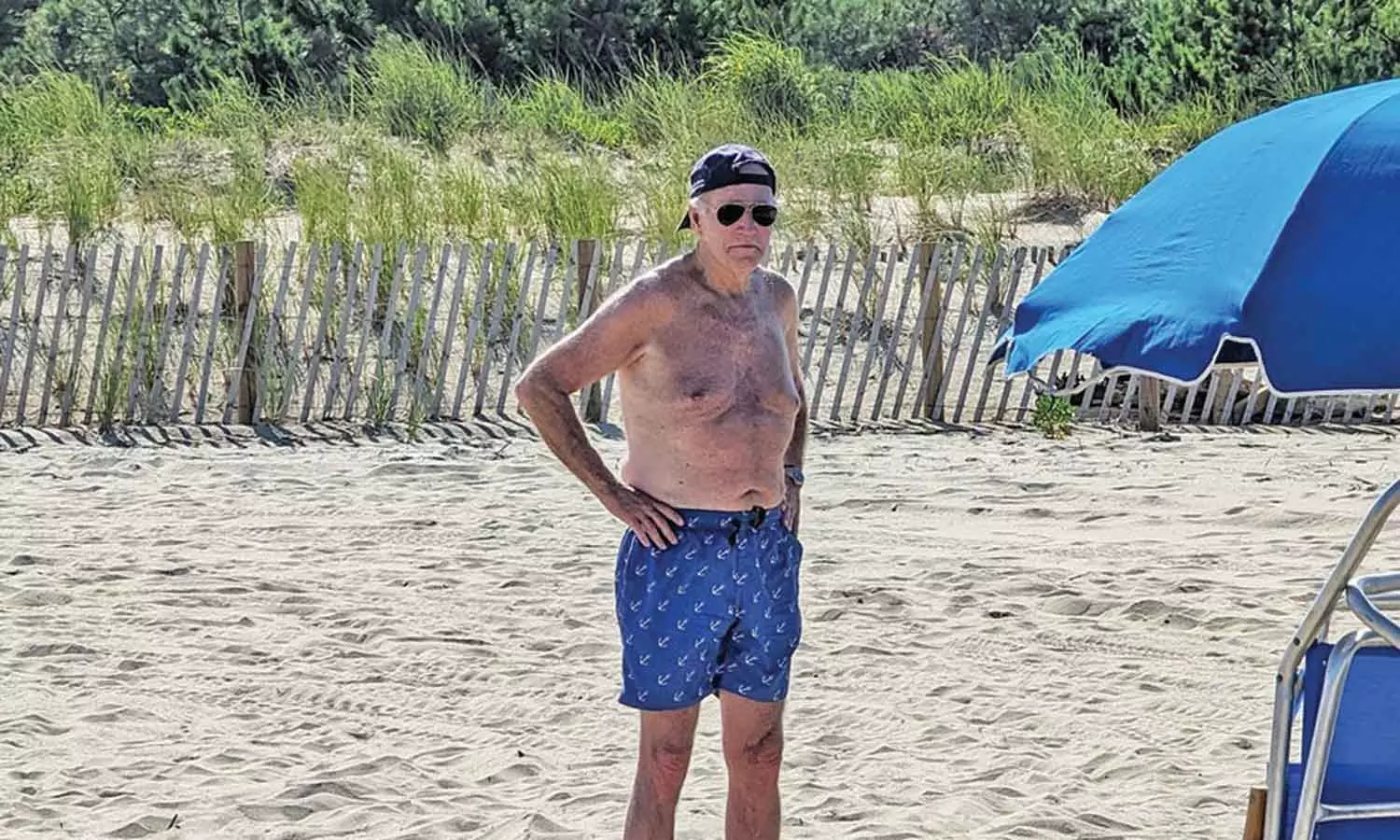 சட்டை அணியாமல் கடற்கரையில் வலம் வந்த ஜோ பைடன் சட்டை அணியாமல் கடற்கரையில் வலம் வந்த ஜோ பைடன்