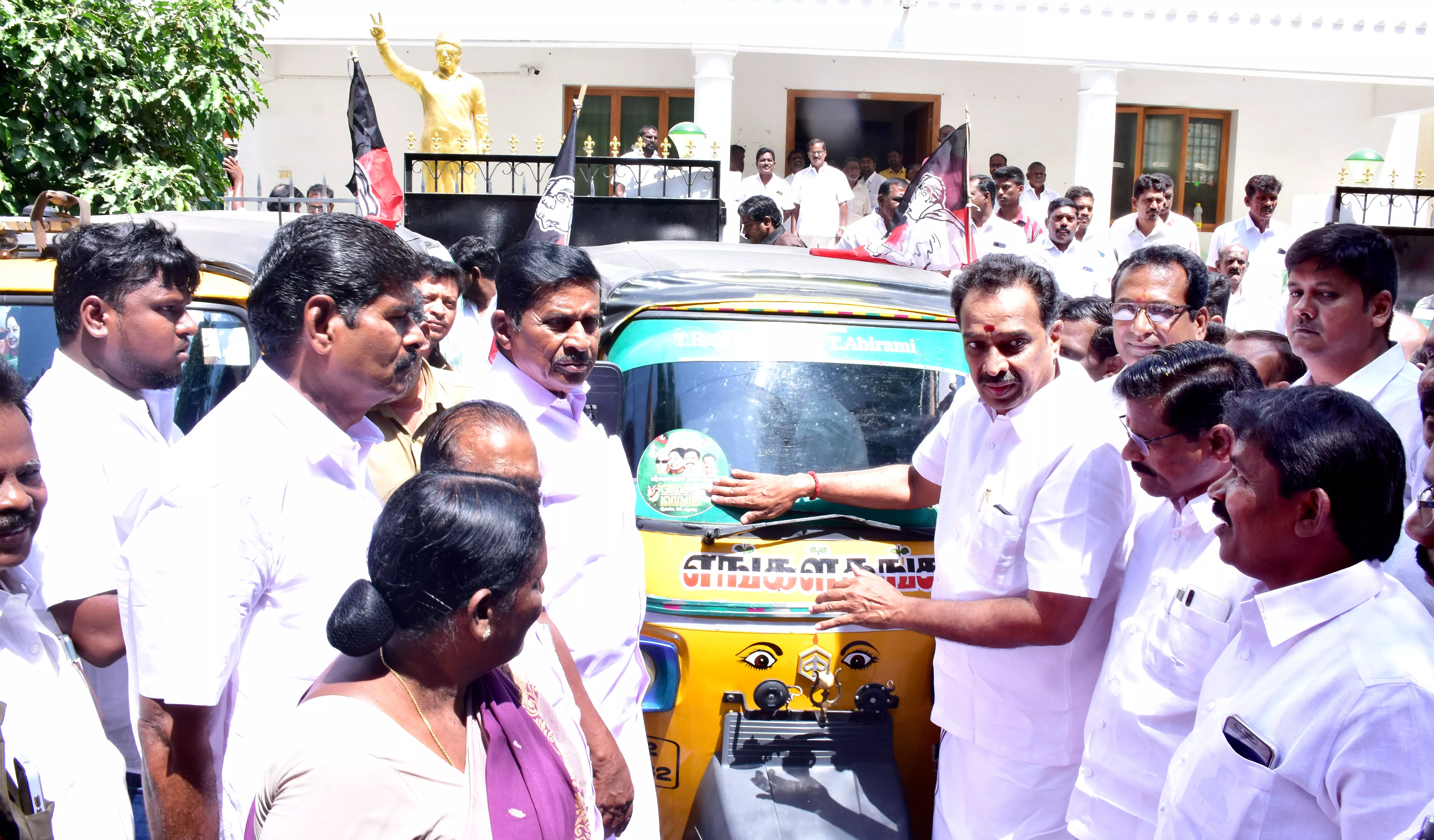 அ.தி.மு.க. மாநாடு பிரச்சார ஸ்டிக்கர் ஒட்டும் பணி அ.தி.மு.க. மாநாடு பிரச்சார ஸ்டிக்கர் ஒட்டும் பணி