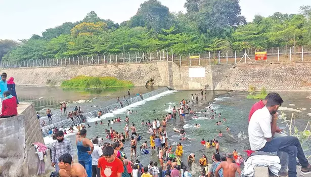 மேட்டூர் காவிரி ஆற்றில் முன்னேற்பாடு பணிகள் தீவிரம் மேட்டூர் காவிரி ஆற்றில் முன்னேற்பாடு பணிகள் தீவிரம்