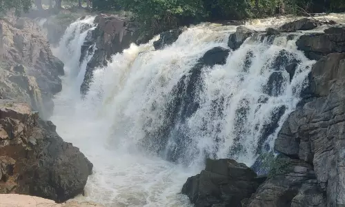 ஒகேனக்கல் காவிரி ஆற்றில் நீர்வரத்து 4 ஆயிரம் கன அடியாக சரிவு