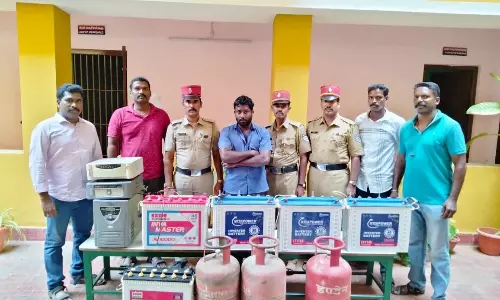 சொகுசு காரில் வந்து வீடுகளில் கியாஸ் சிலிண்டர் திருடிய மளிகை கடைக்காரர்