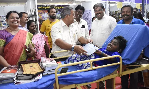 புத்தகத்திருவிழாவிற்கு ஸ்டெச்சரில் அழைத்து வரப்பட்ட பெண் மாற்று திறனாளி