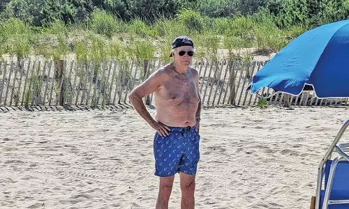 சட்டை அணியாமல் கடற்கரையில் வலம் வந்த ஜோ பைடன்