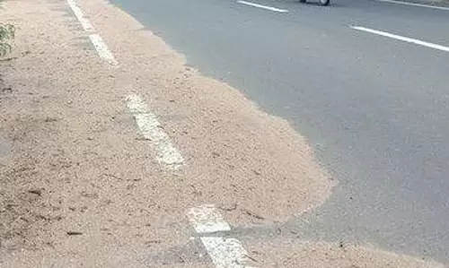 கரூர் - திருச்சி சாலையில் மணல் குவியலை அகற்ற கோரிக்கை