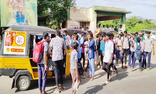 நிலக்கோட்டையில் பஸ்கள் இல்லாததால் ஆட்டோக்களில் அலைமோதும் பள்ளி மாணவர்கள்