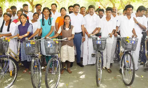 மாணவ-மாணவிகளுக்கு விலையில்லா சைக்கிள்கள்