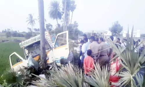 மரத்தில் மினிவேன் மோதி விவசாயி பலி