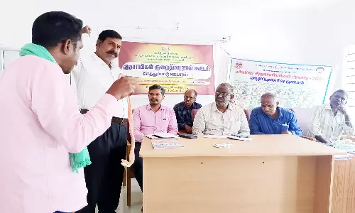 குறைதீர்வு கூட்டத்திற்கு ரப்பர் பாம்பு எடுத்து வந்த விவசாயி