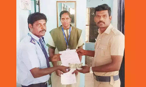 கீழே கிடந்த ரூ.5 ஆயிரத்தை ஒப்படைத்த காவலாளி