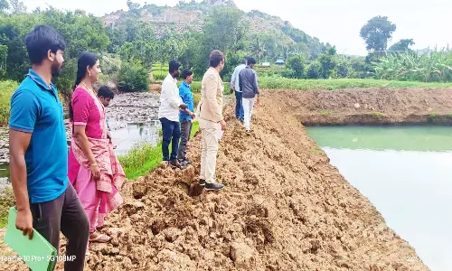 ஏலகிரி மலையில் பண்ணை குட்டை அமைக்கும் பணி