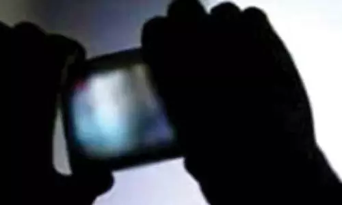 திருமணம் செய்ய வலியுறுத்தி செல்போனில் நிர்வாண வீடியோ அனுப்பி பெண்ணுக்கு மிரட்டல்- சென்னை வாலிபருக்கு வலைவீச்சு