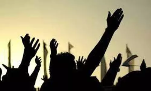 குடிநீரில் புழுக்கள் வந்ததால் ஆத்திரம் அடைந்த பொதுமக்கள்