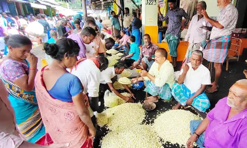 மல்லிகை பூக்கள் ரூ.700-க்கு விற்பனை