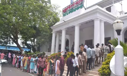 கல்வி உதவித்தொகை பெற சட்டசபைக்கு திரண்ட மாணவர்கள்