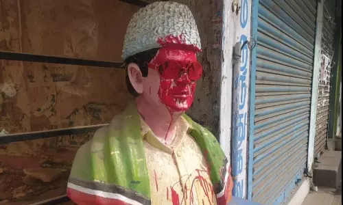 வண்ணாரப்பேட்டையில் எம்.ஜி.ஆர். சிலை மீது பெயிண்ட் ஊற்றிய மர்மகும்பல்