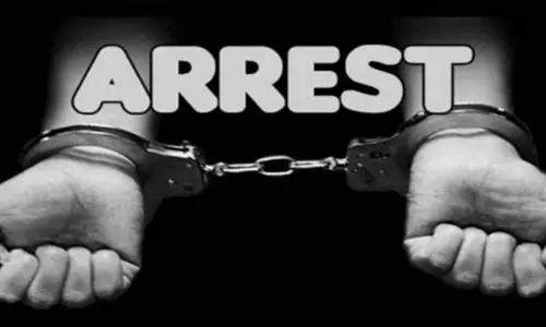 ஆறுமுகநேரியில் மோட்டார் சைக்கிளில் சென்று ஆடு திருடிய 2 வாலிபர்கள் கைது - சந்தையில் விற்க சென்ற போது சிக்கினர்