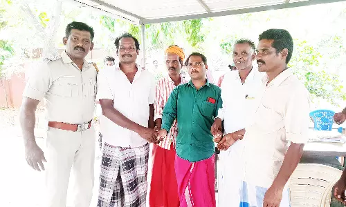 போலீசார் சமரசத்தால் ஊருடன் இணைந்த குடும்பத்தினர்